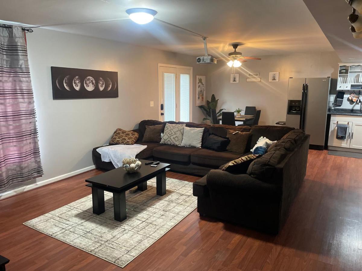 レキシントンCute 2-Brm Walkout Apt With Pool Table And Theaterアパートメント エクステリア 写真