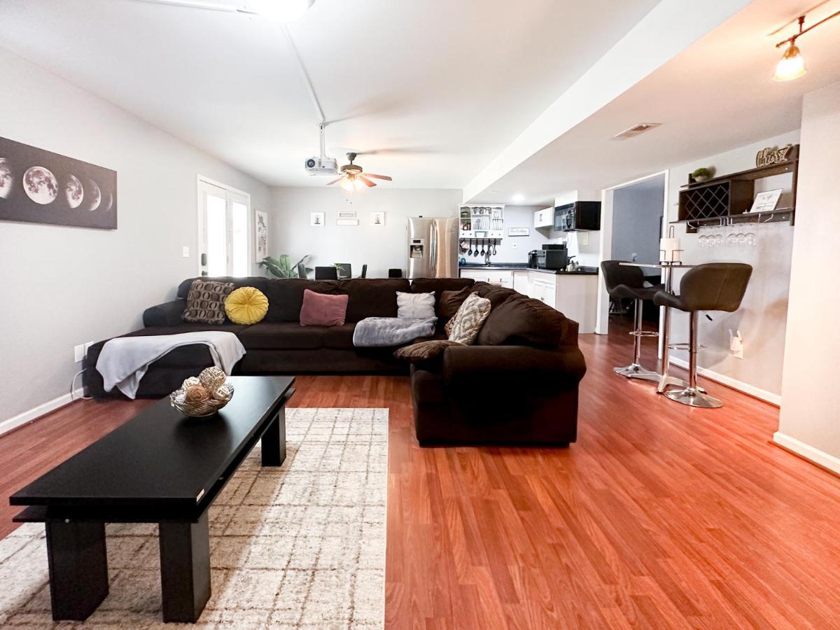 レキシントンCute 2-Brm Walkout Apt With Pool Table And Theaterアパートメント エクステリア 写真